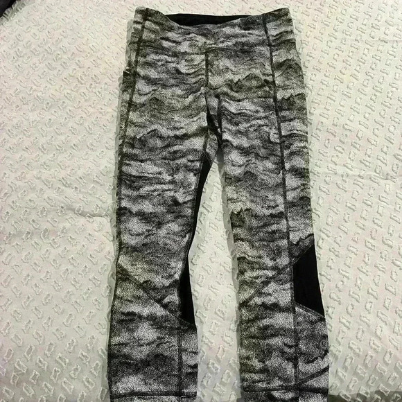 Lululemon Pace Rival Crop Power Luxtreme Hazy Days Black White/Black - Picture 6 of 6